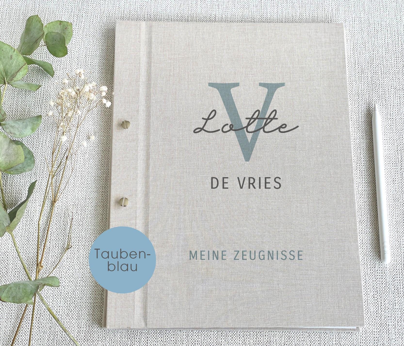 Zeugnisordner_Ben_mit_Monogramm
#v-zeugnis-mappe-taubenblau