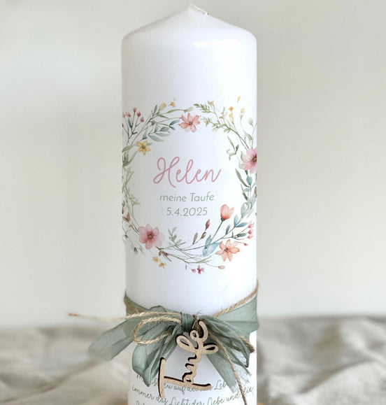 Taufkerze Helen mit Blumenkranz – Kerze mit Schleife und Holzanhänger