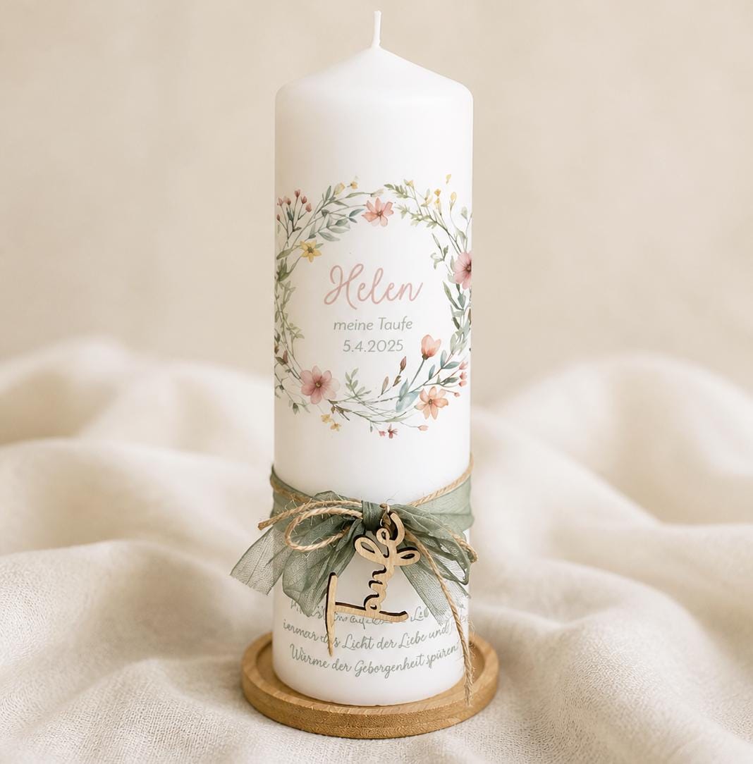 Taufkerze Helen mit Blumenkranz – Kerze mit Schleife und Holzanhänger