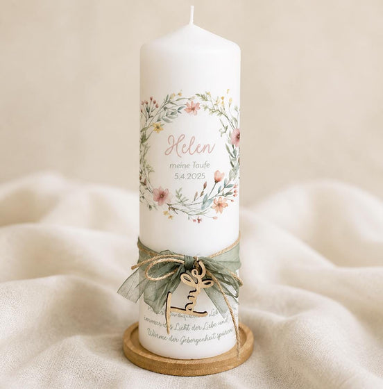 Taufkerze Helen mit Blumenkranz – Kerze mit Schleife und Holzanhänger
