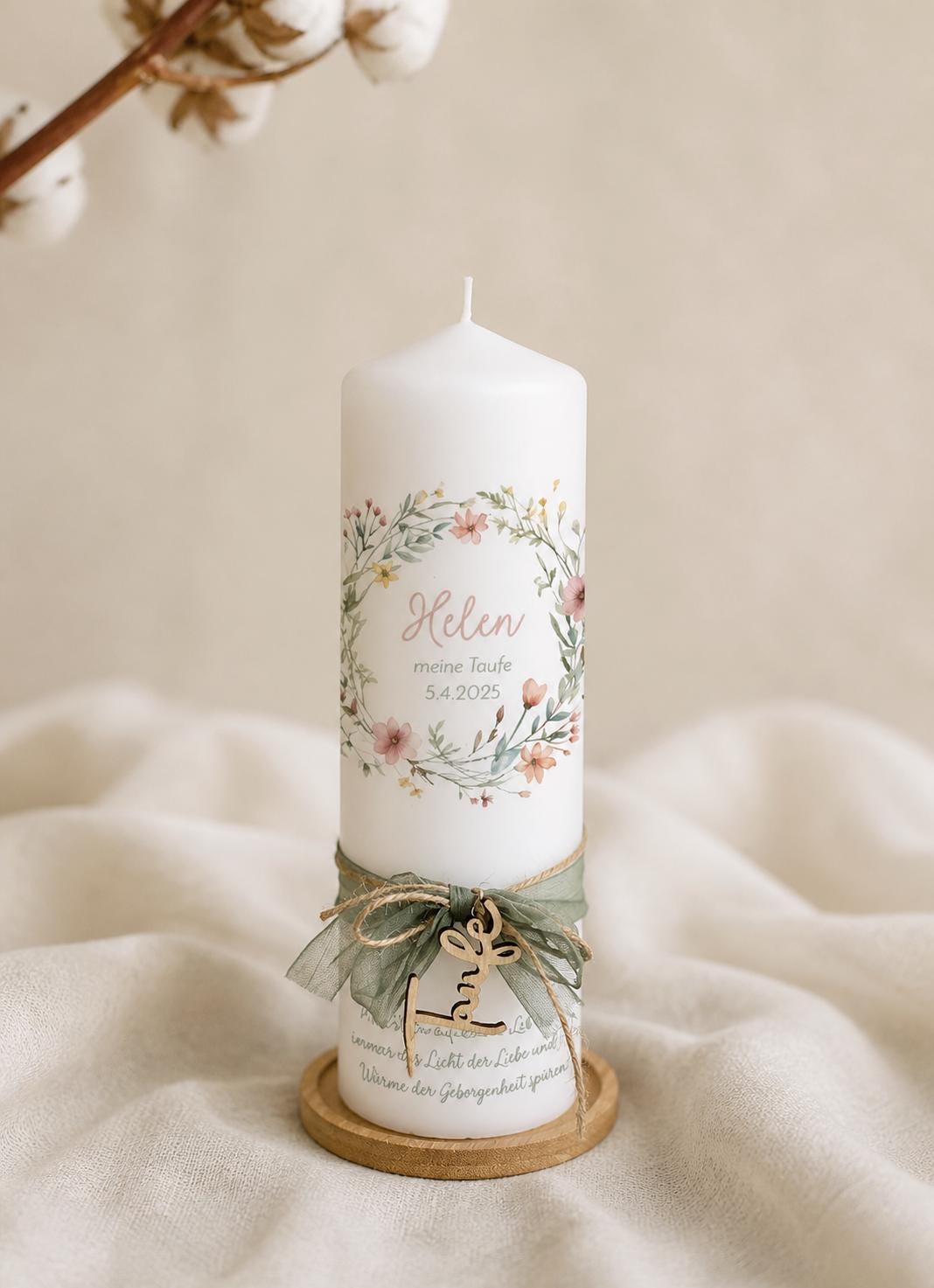 Taufkerze Helen mit Blumenkranz – Kerze mit Schleife und Holzanhänger