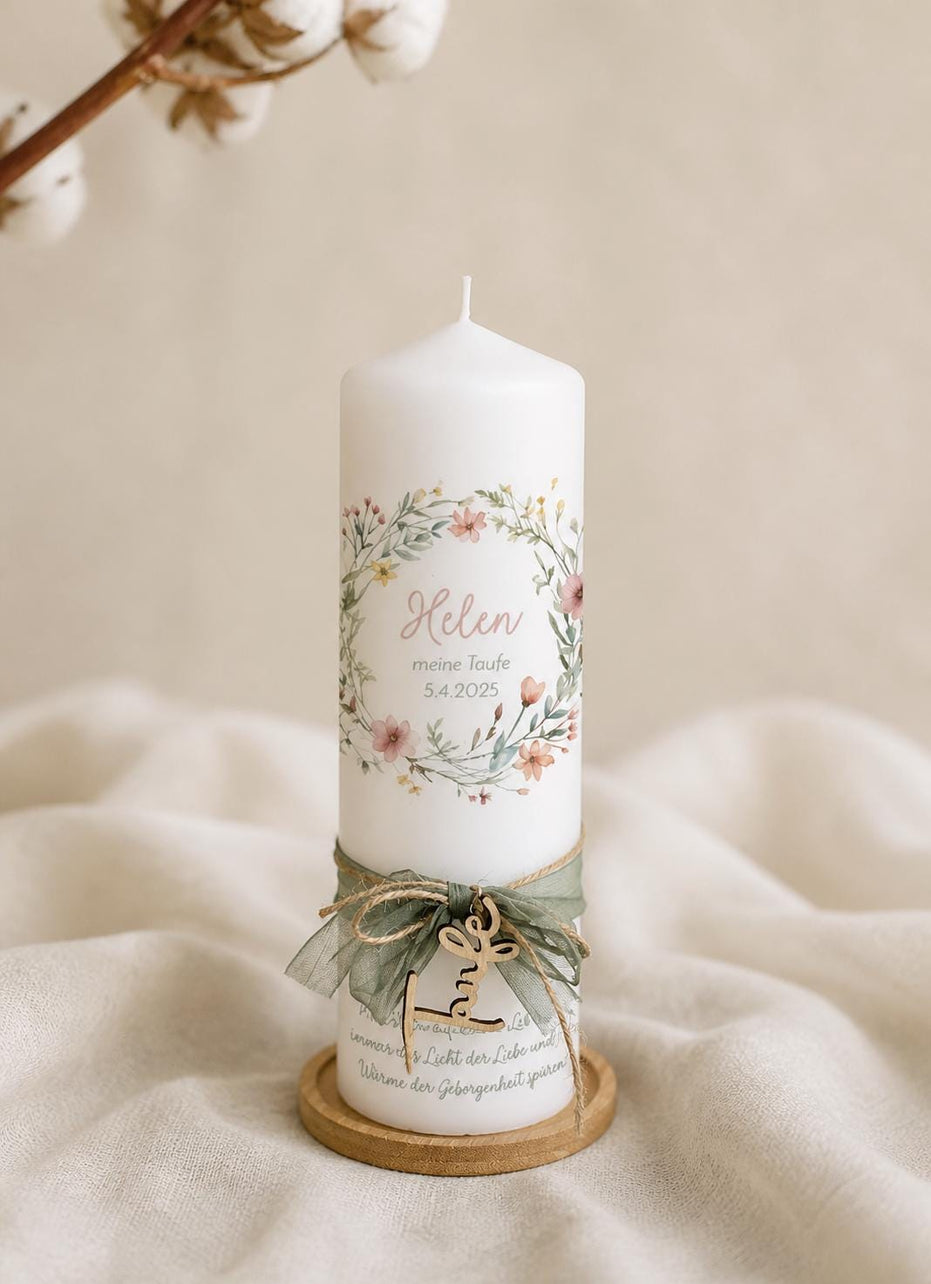 Taufkerze Helen mit Blumenkranz – Kerze mit Schleife und Holzanhänger