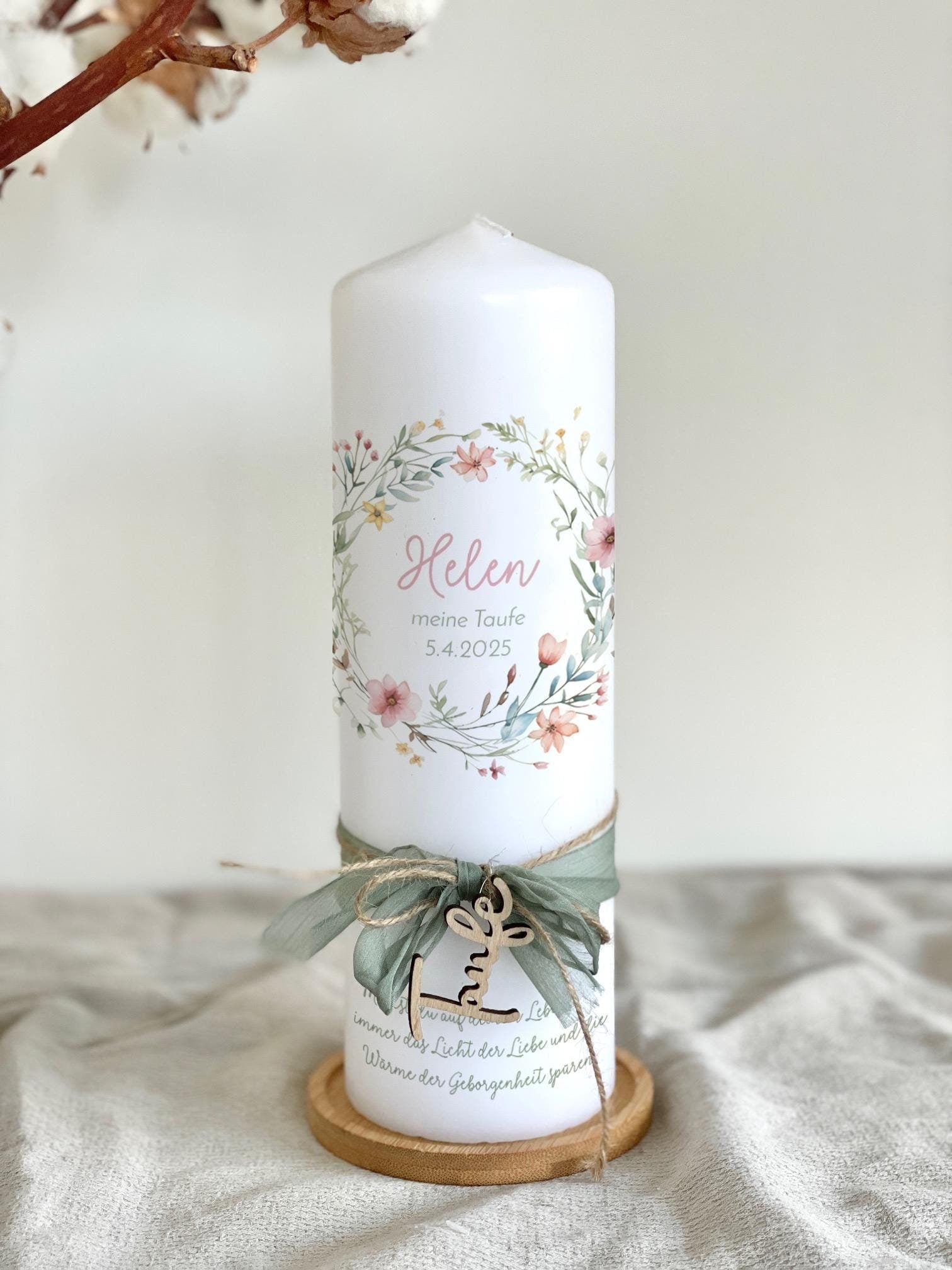 Taufkerze Helen mit Blumenkranz – Kerze mit Schleife und Holzanhänger