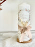 Taufkerze Clara mit Blumenkranz – Weiß mit Schleife und Holzanhänger