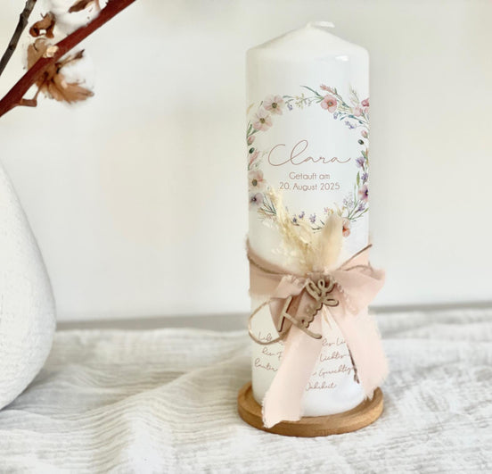 Taufkerze Clara mit Blumenkranz – Weiß mit Schleife und Holzanhänger