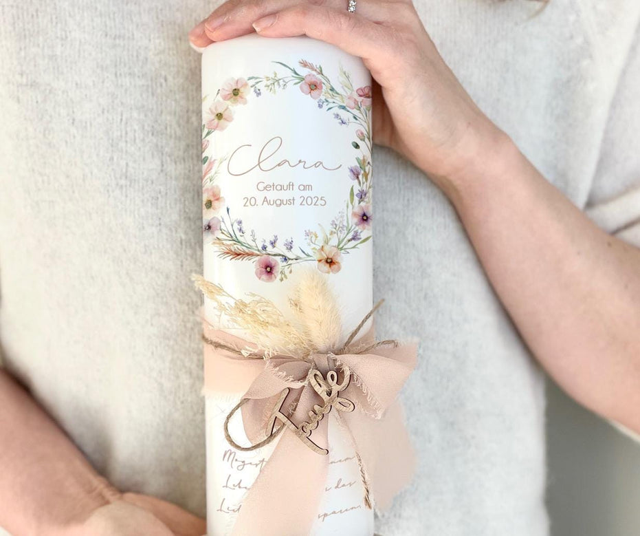 Taufkerze Clara mit Blumenkranz – Weiß mit Schleife und Holzanhänger