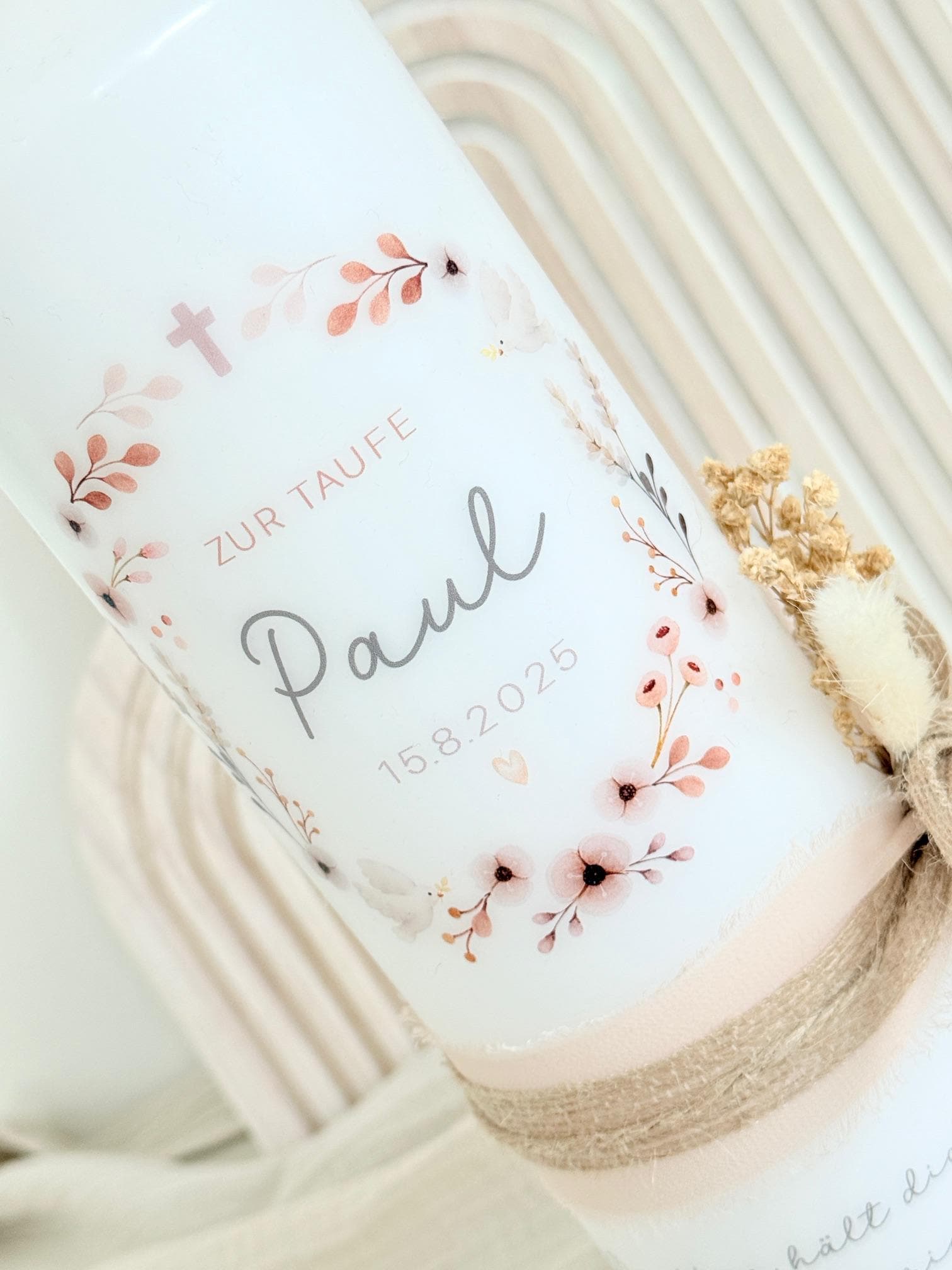 Taufkerze Paul mit Kreuz, Taube und Blumenkranz – Weiß