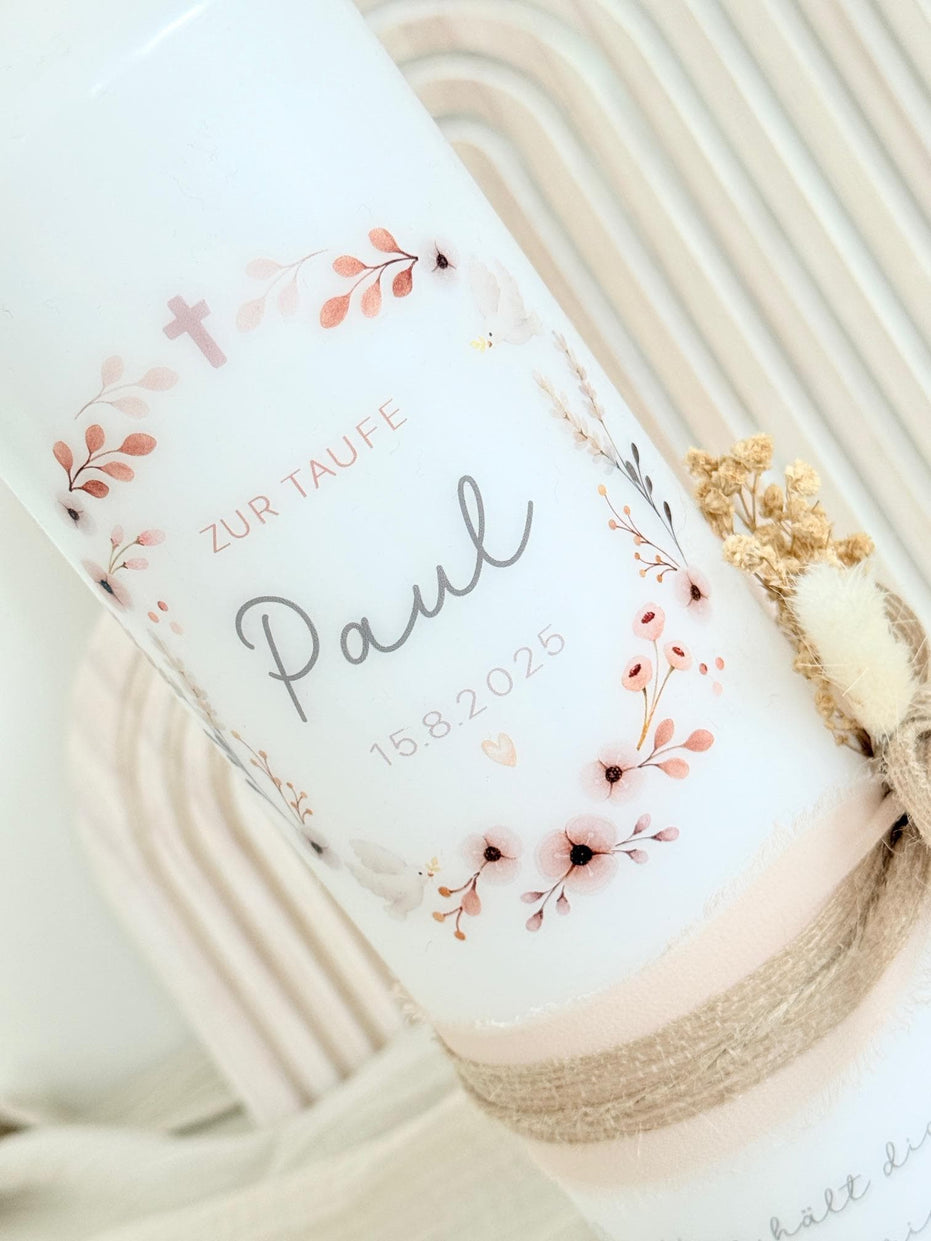 Taufkerze Paul mit Kreuz, Taube und Blumenkranz – Weiß
