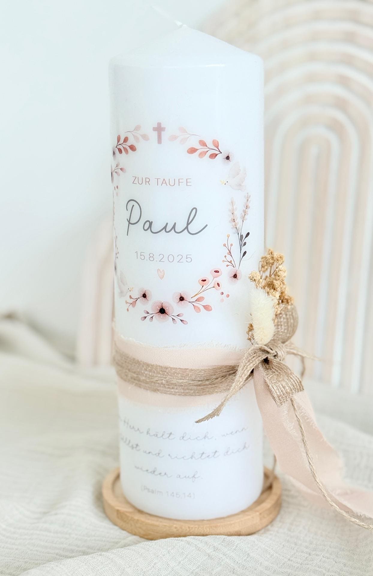Taufkerze Paul mit Kreuz, Taube und Blumenkranz – Weiß