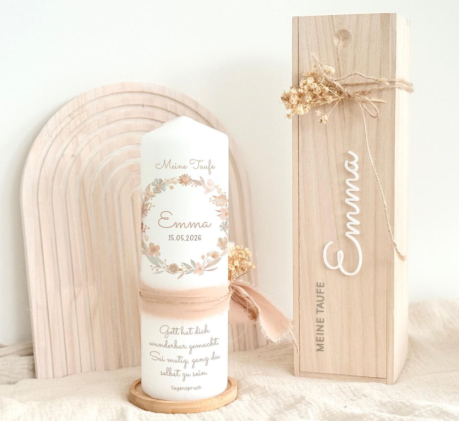 Taufkerze Emma mit Blumenkranz, Taube und Kreuz – Beige