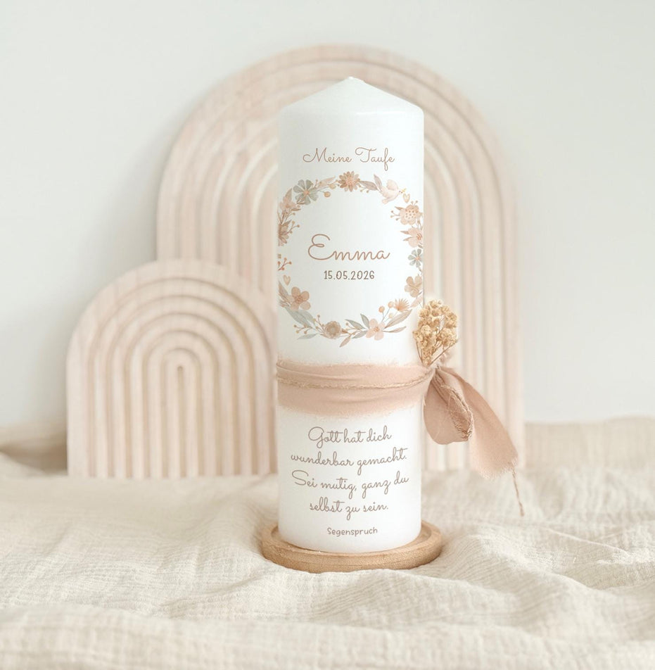 Taufkerze Emma mit Blumenkranz, Taube und Kreuz – Beige – alle Teller
#v-kerze-teller