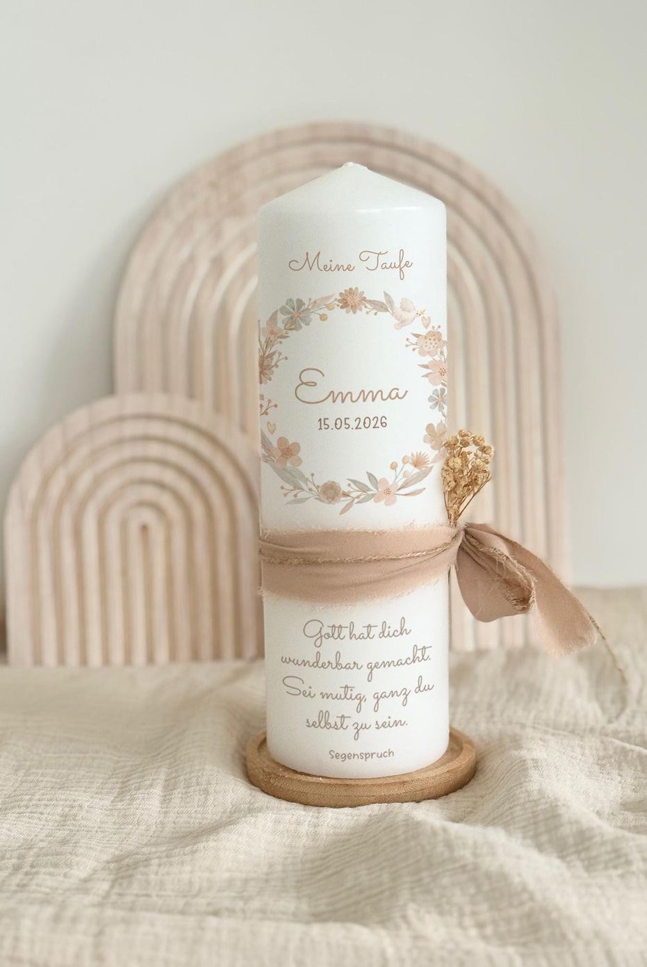 Taufkerze Emma mit Blumenkranz, Taube und Kreuz – Beige – alle Teller
#v-kerze-teller