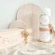 Taufkerze Emma mit Blumenkranz, Taube und Kreuz – Beige – Kerze+Teller+Holzbox
#v-kerze-teller-holzbox