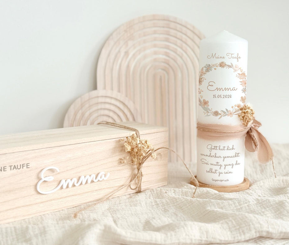Taufkerze Emma mit Blumenkranz, Taube und Kreuz – Beige – Kerze+Teller+Holzbox
#v-kerze-teller-holzbox