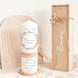 Taufkerze Emma mit Blumenkranz, Taube und Kreuz – Beige – Kerze+Teller+Holzbox
#v-kerze-teller-holzbox