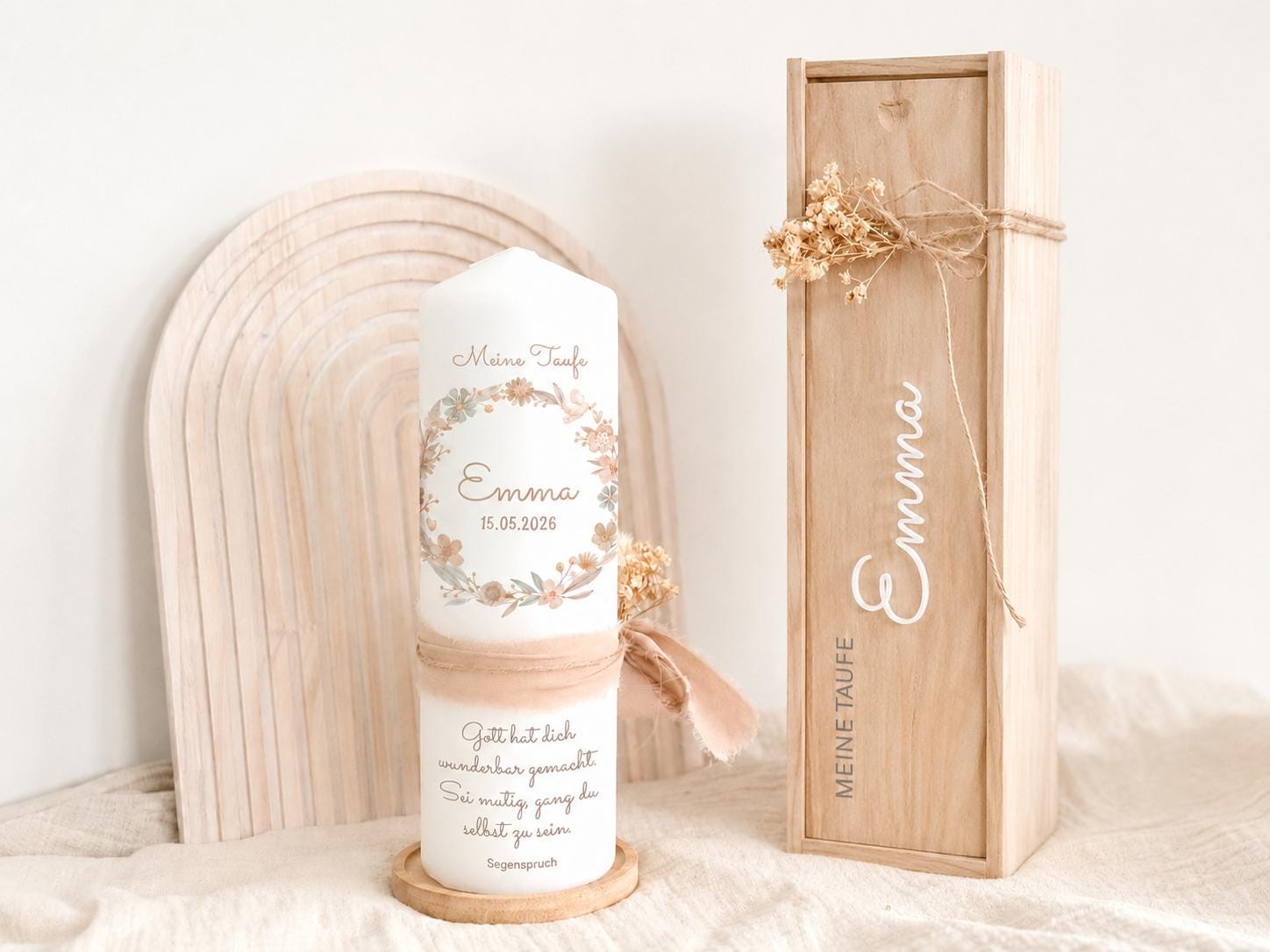Taufkerze Emma mit Blumenkranz, Taube und Kreuz – Beige – Kerze+Teller+Holzbox
#v-kerze-teller-holzbox