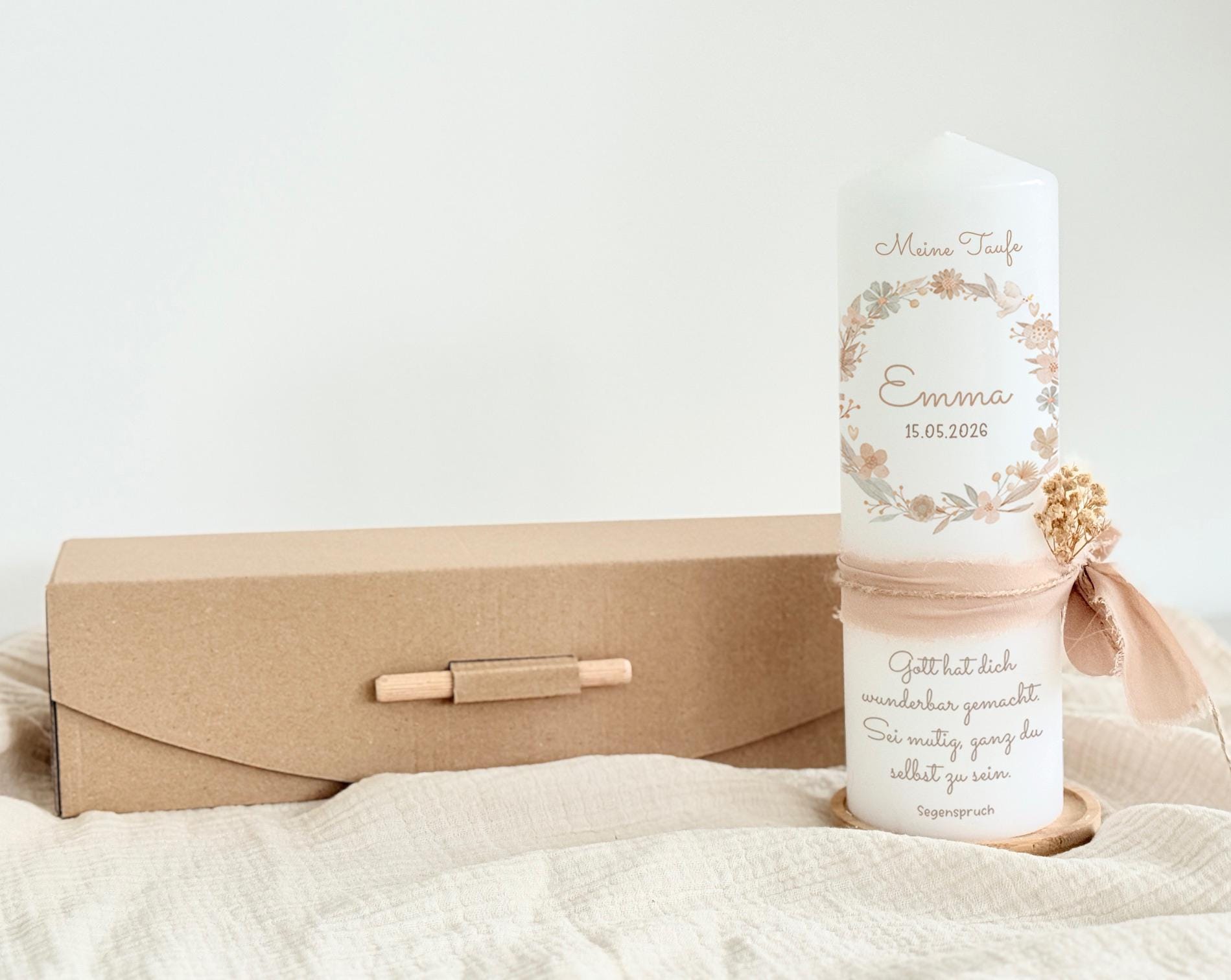 Taufkerze Emma mit Blumenkranz, Taube und Kreuz – Beige – Kerze+Teller
#v-kerze-teller-solo