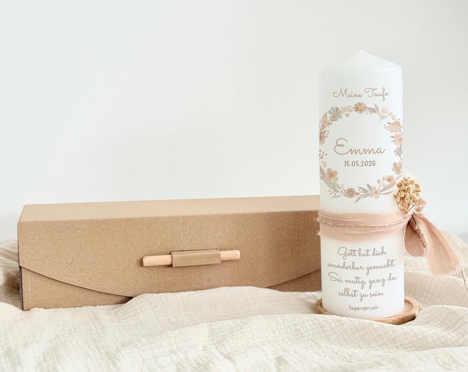 Taufkerze Emma mit Blumenkranz, Taube und Kreuz – Beige – Kerze+Teller
#v-kerze-teller-solo