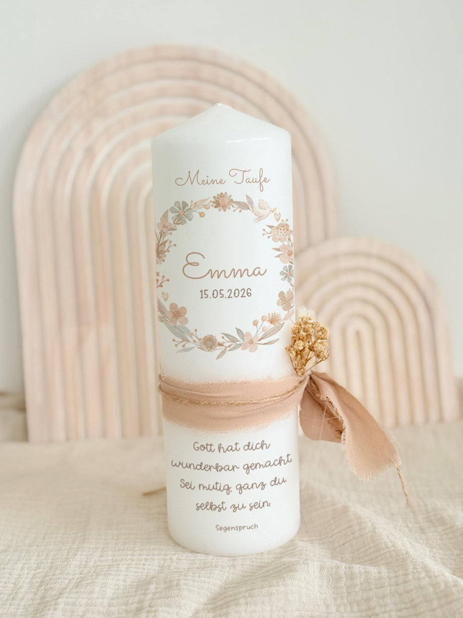 Taufkerze Emma mit Blumenkranz, Taube und Kreuz – Beige – nur Kerze
#v-kerze-solo