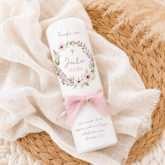 Taufkerze Jule mit Blumenkranz & Schleife – Rosa