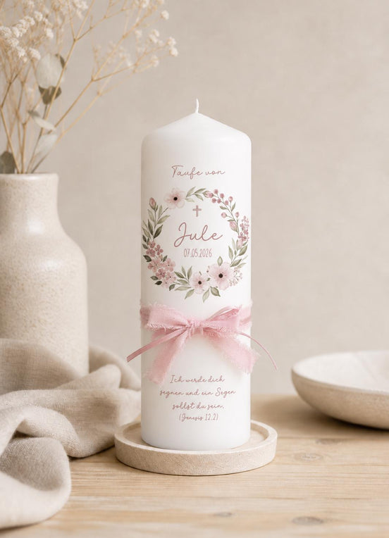 Taufkerze Jule mit Blumenkranz & Schleife – Rosa