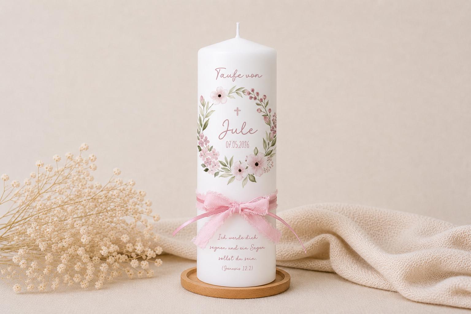 Taufkerze Jule mit Blumenkranz & Schleife – Rosa