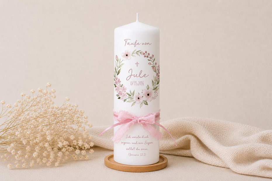 Taufkerze Jule mit Blumenkranz & Schleife – Rosa